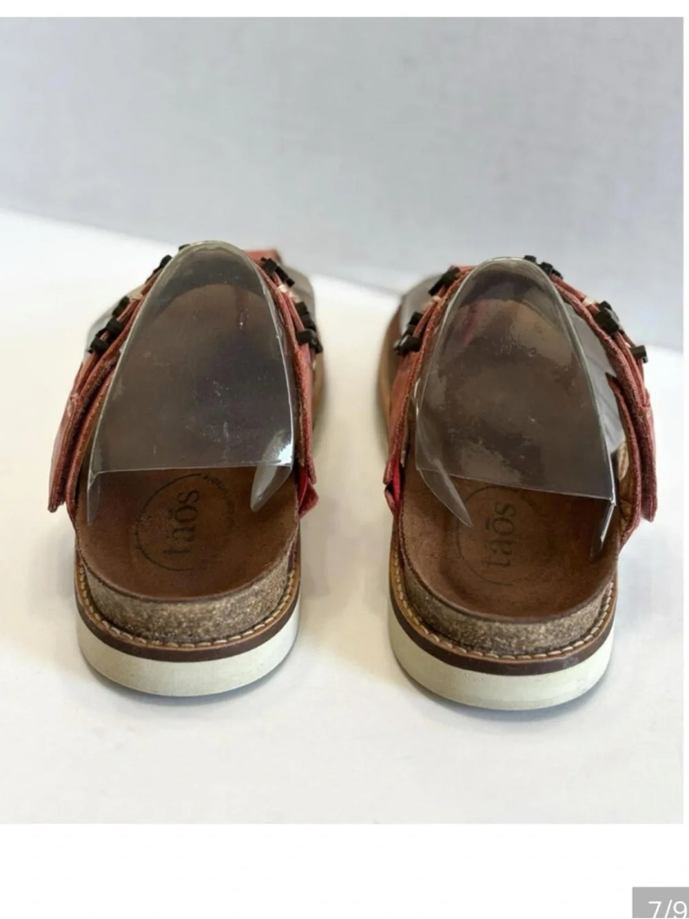 TAOS Stupendous Women’s Thong Leather Sandals Studs Comfort Slip On Size 6-6.5 - Picture 2 of 3